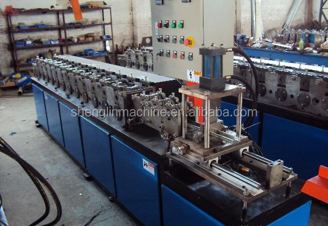 le petit pain en acier de quille formant la machine a galvanisé la quille en acier de lumière de profil de botte